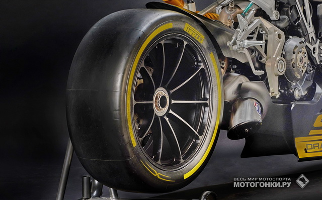 Особенностью Ducati draXter является широченное заднее колесо, обутое в гоночный слик Pirelli, используемый в автогонках