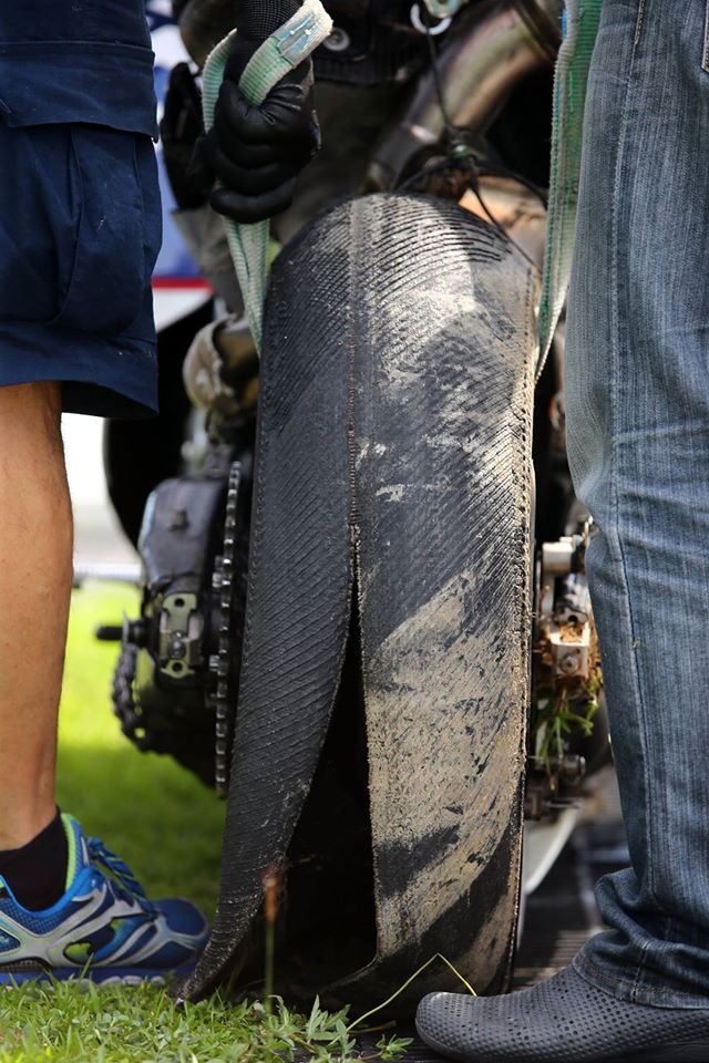 Задняя мягкая покрышка Michelin на мотоцикле Лориса База: будто разрезана, но на деле, порвана по одному из швов