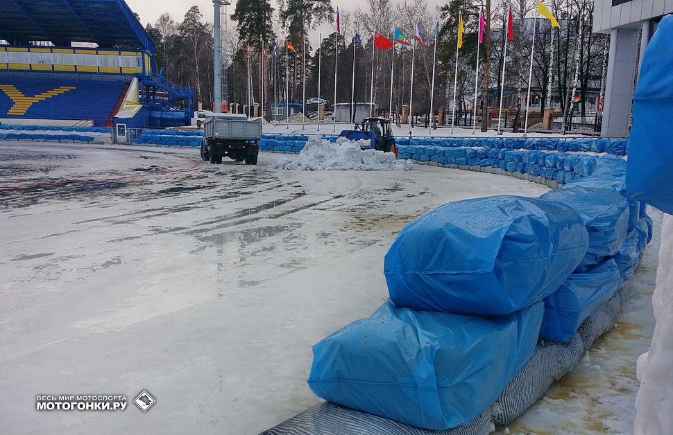 Подготовка трассы для ЛЧМ Ice Speedway Gladiators уже началась: зона безопасности выложена двумя рядами новых тюков с сеном