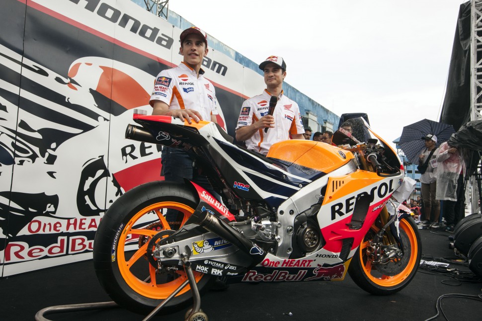 Марк Маркес и Дани Педроса на фоне нового Honda RC213V MotoGP в Джакарте перед тестами IRTA Phillip Island
