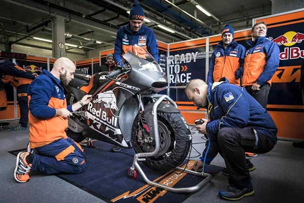 В гараже KTM Factory Racing RC16 на тестах в Испании