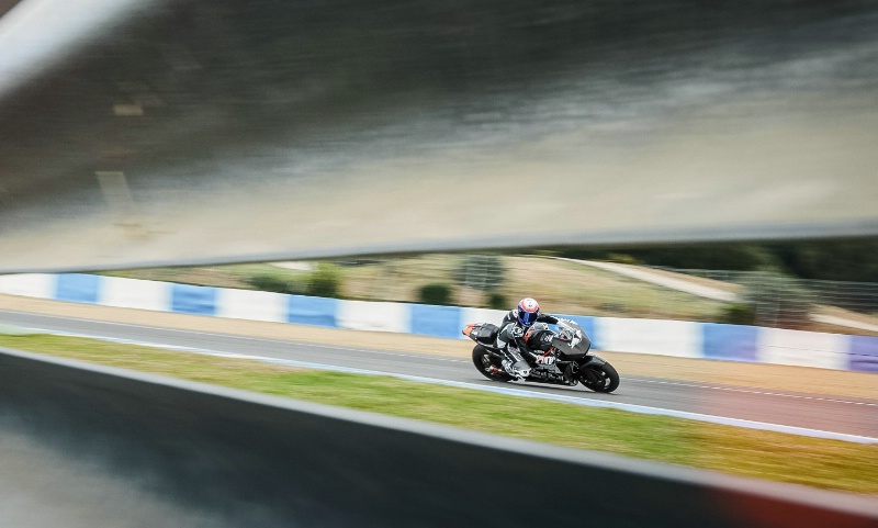Ренди де Пюнье на тестах KTM RC16 в Хересе - солнце вышло, можно ездить!