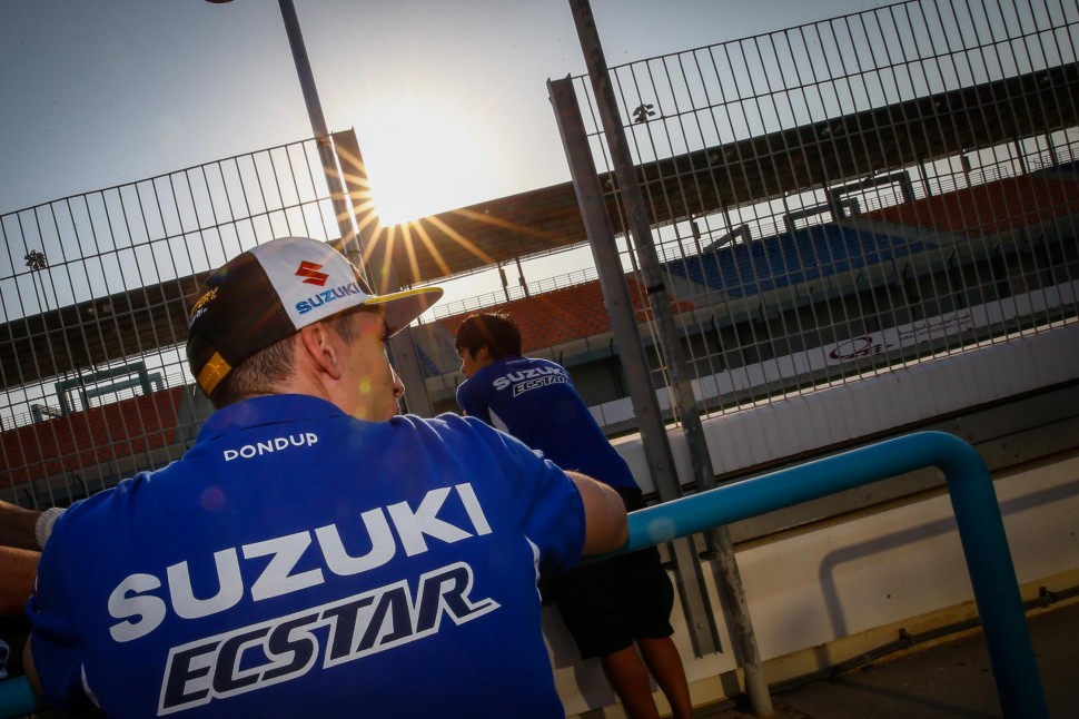 Алеш Эспаргаро продолжает испытывать трудности со своим Suzuki GSX-RR на новых шинах Michelin, а его партнер - просто парит!