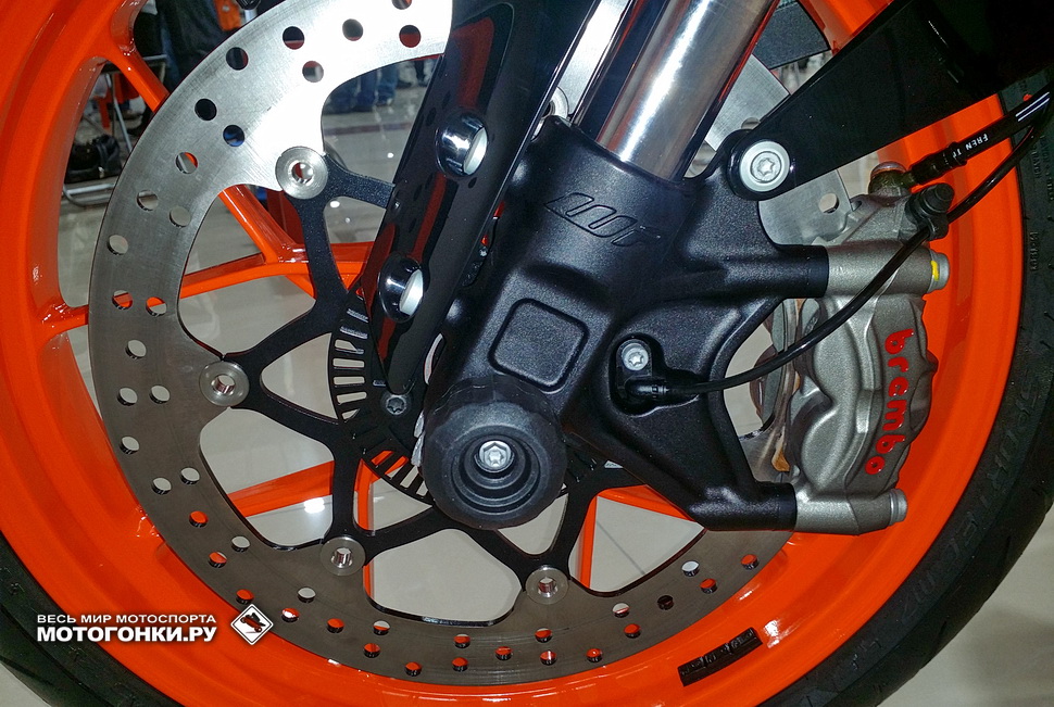 В комплектации KTM 690 Duke R (2016) идут радиальные моноблочные суппорты Brembo M50 и радиальный мастер-цилиндр