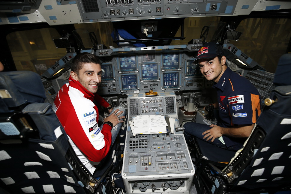 Янноне и Педроса у пульта управления шаттлом NASA