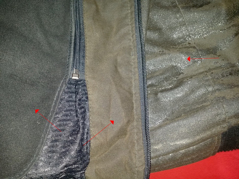 2 часа под непрекращающимся дождем: справа - внешний текстиль (набух от воды), внутри - абсолютно сухая подкладка