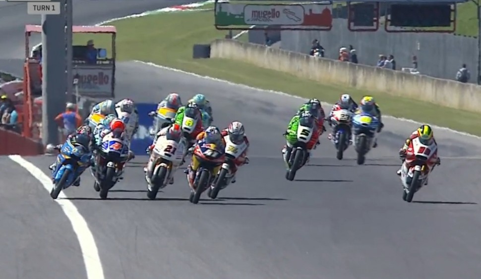 Типичная картинка для Гран-При Италии в классе Moto3: битва за лидерство перед первом повороте