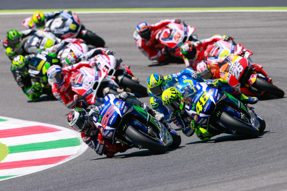 Гран-При Италии - напарники Yamaha - Лоренцо и Росси легко возглавляют пелетон с первого же круга и уходят в отрыв