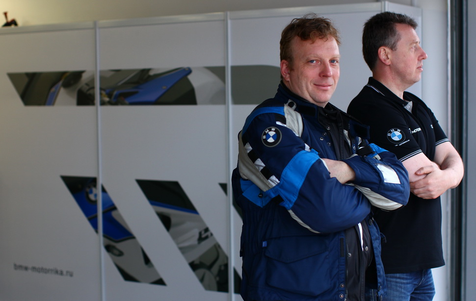 Владимир Чайковский (слева) и Андрей Марцевич в боксе BMW Motorrika перед стартом гонки
