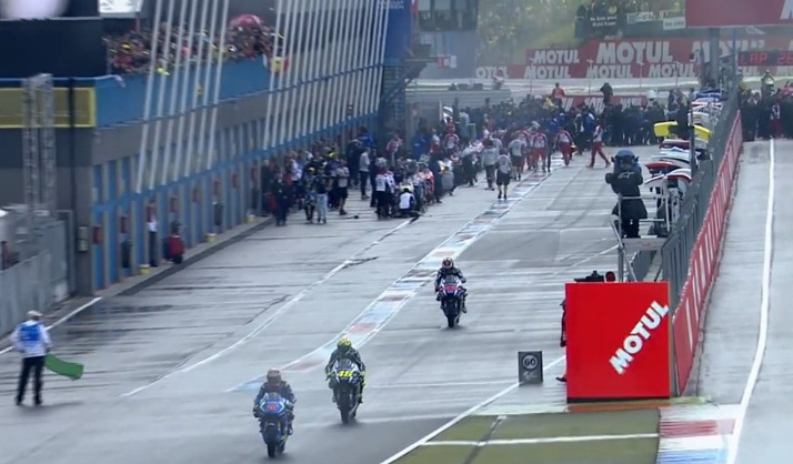 Дождь за полчаса до старта Гран-При Нидерландов в MotoGP! Гонка объявлена дождевой, но над трассой вновь голубое небо...