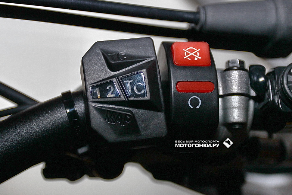 На эндуро KTM EXC переключатель режимов и трекшн-контроля можно поставить, как слева, так и справа