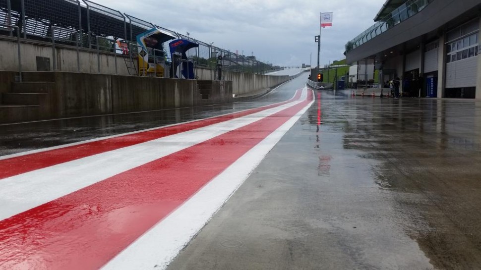 Сильнейший дождь в Red Bull Ring положил конец тестам Moto2 и Moto3