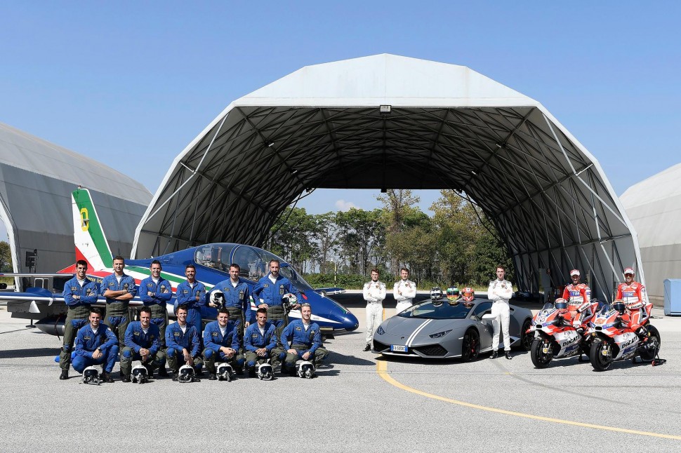 Национальная пилотажная группа ВВС Италии приняла дорогих гостей - представителей Ducati Factory MotoGP и Lamborghini