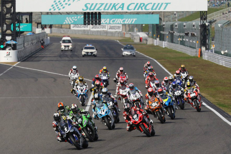 Старт первой гонки финала Japan Superbike в Suzuka