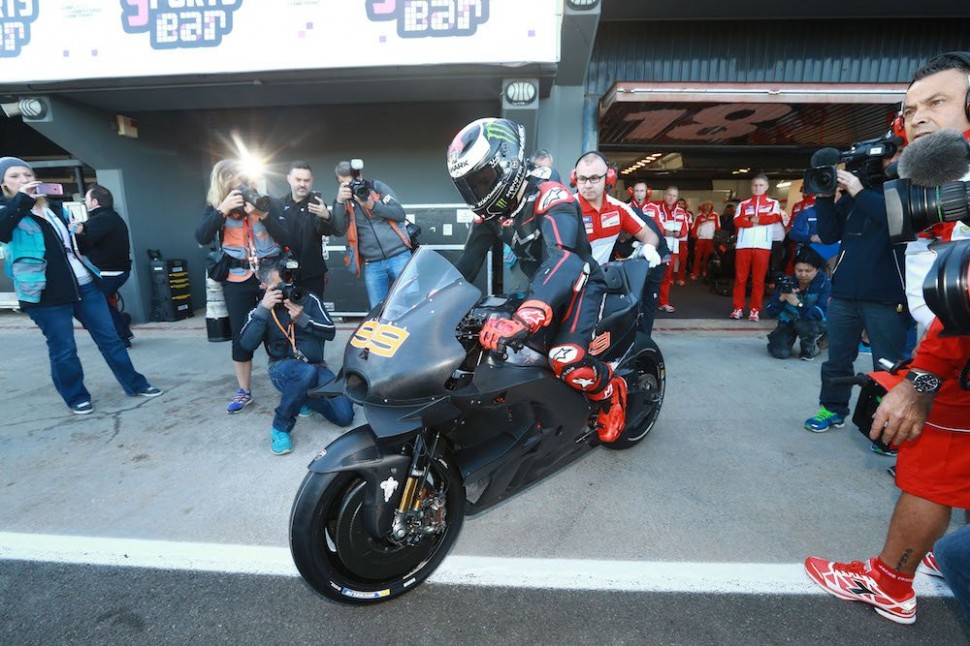 Лоренцо на Ducati GP16: первый выход на пит-лейн - главное событие холодного утра вторника в Валенсии
