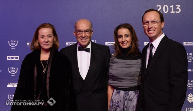 Кармело Эспелета и Хавье Алонсо с женами на ежегодной FIM Gala Awards 2013 - лучшие друзья