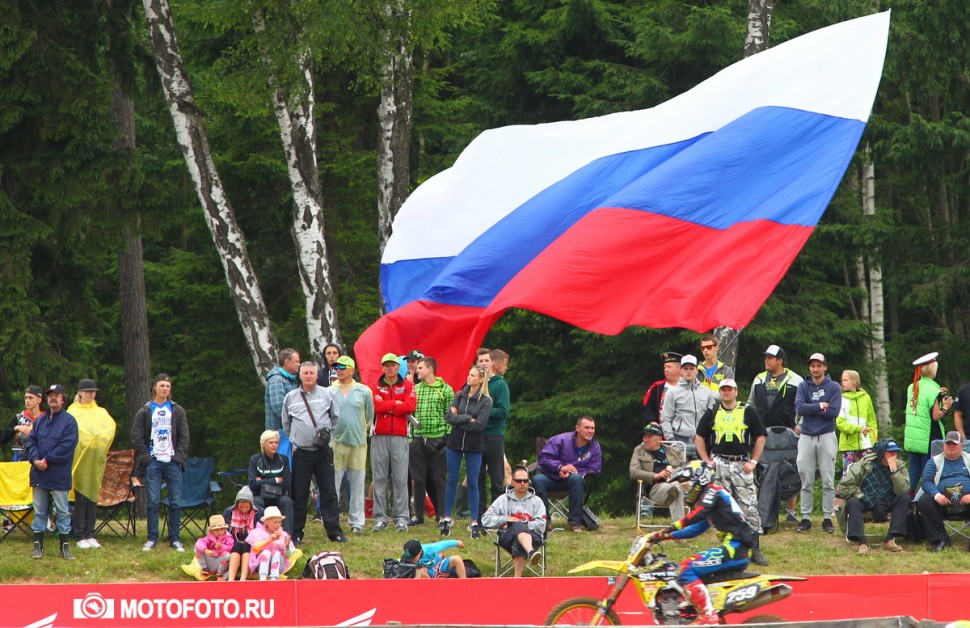 Знакомьтесь, Андрей из Калининграда. Регулярно приезжает поддержать россиян на чемпионате мира. Самый большой флаг! 