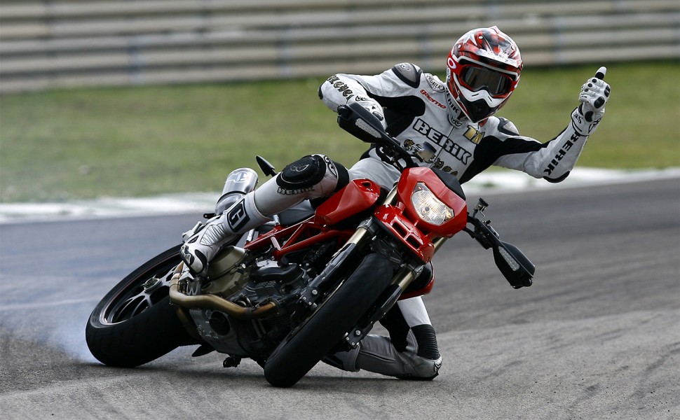 Рубен Чаус на пресс-тесте Ducati Hypermotard. Он так едет по асфальту.
