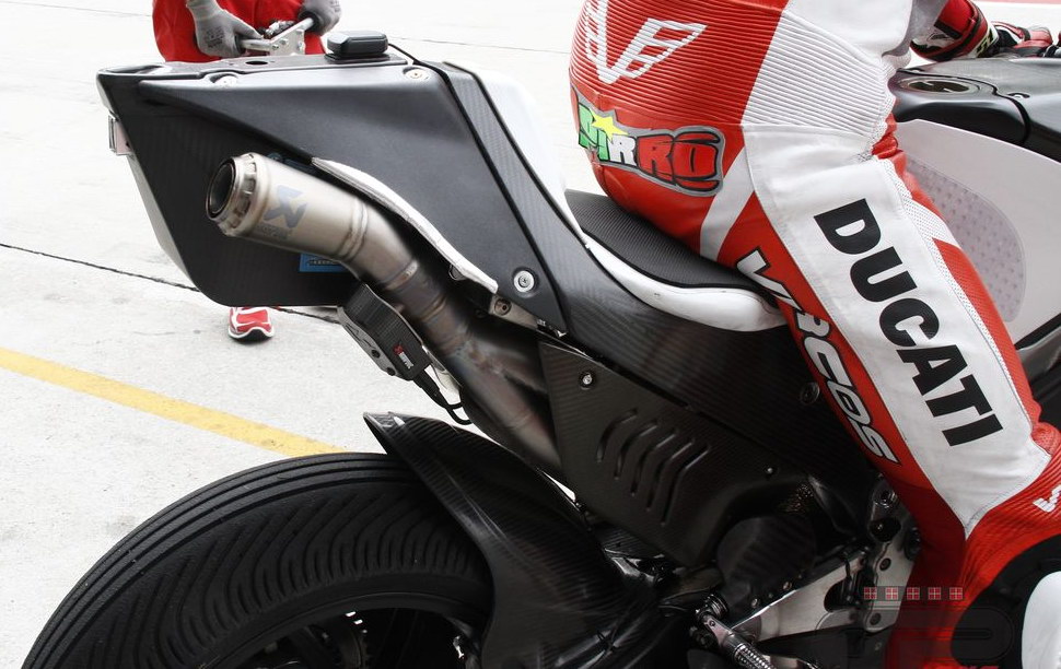 Новая выхлопная система Acrapovic для Ducati GP17 MotoGP смещена вправо