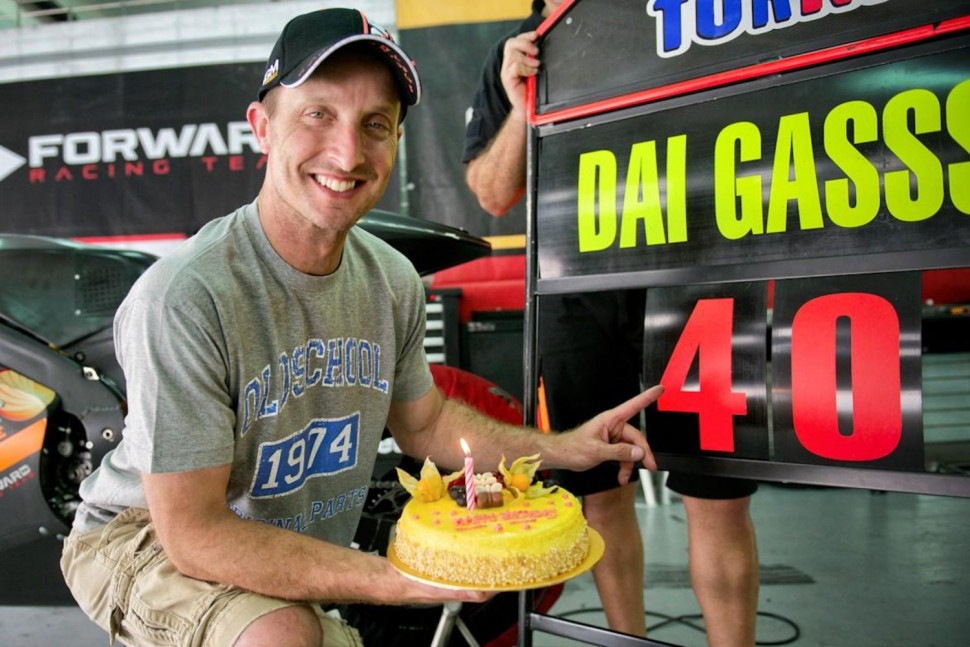 Колин Эдвардс отпраздновал свой 40-летний юбилей в паддоке Sepang International Circuit на тестах IRTA 2014 года