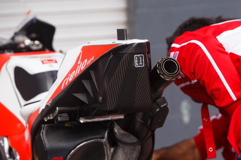 Новая версия черного ящика под сиденьем пилотов Ducati Factory MotoGP