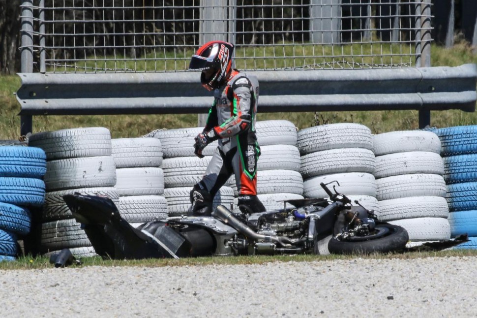 Aprilia RS-GP Сэма Лоуса без пластика после большого падения в Phillip Island