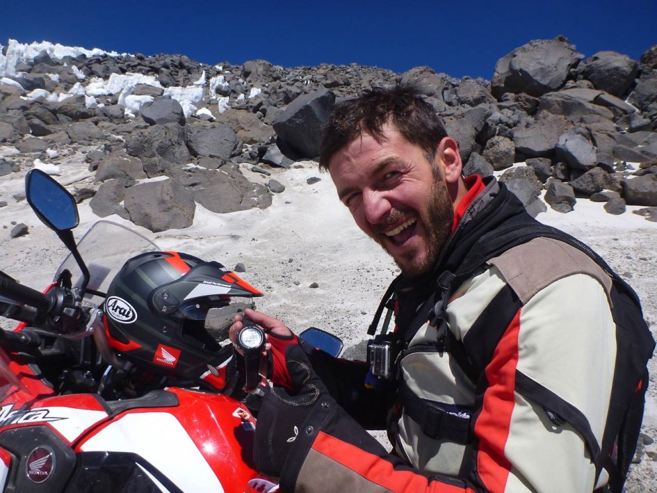 Фабио Моззини счастлив: он вошел в историю, став первым, кто сумел подняться на 5965 метров на мотоцикле