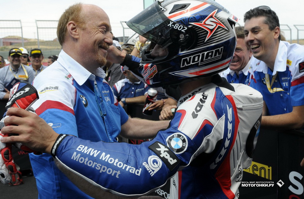 Гоночный инженер BMW Motorrad Сильвано Гальбусера принимает в объятия победителя Арагона - Марко Меландри