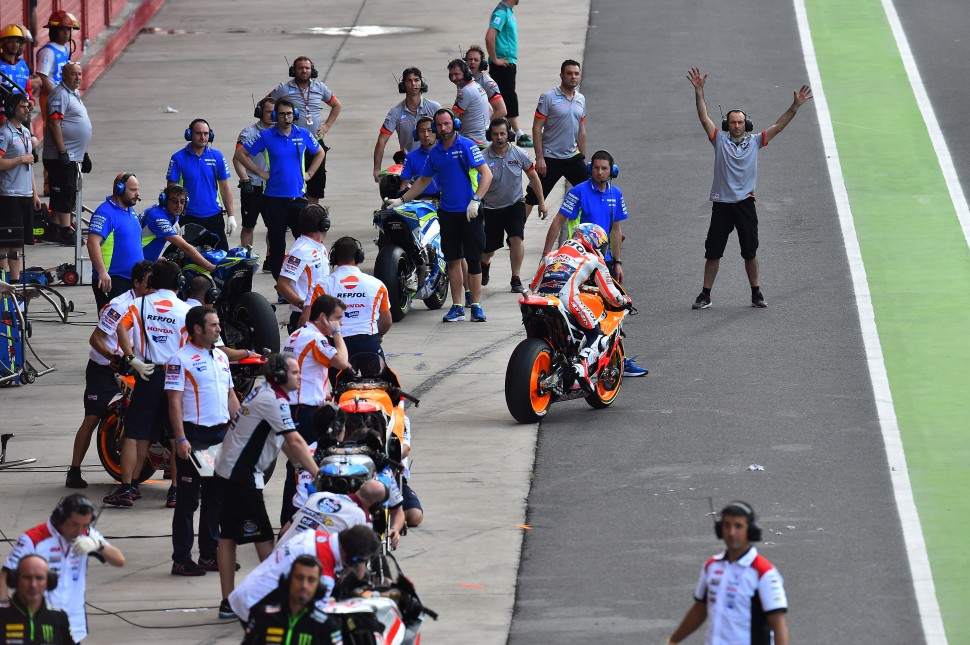 Решающий момент Гран-При Аргентины: Маркес меняет байк и раньше Росси оказывается на треке