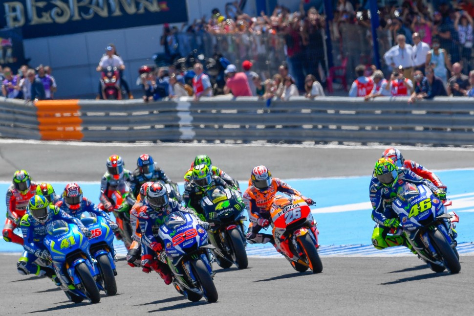 SpanishGP - одна из самых зрелищных гонок, посмотреть на которую приезжают до 250000 зрителей со всего мира