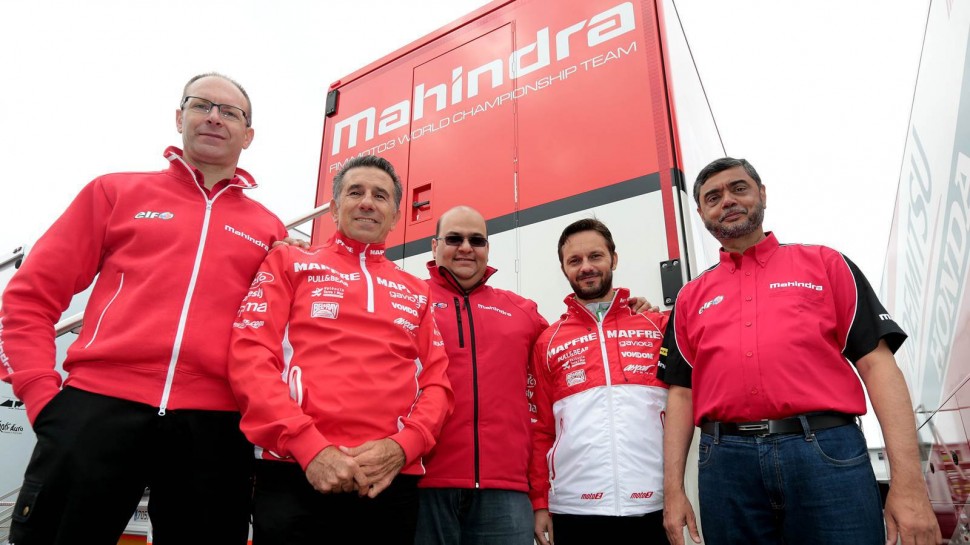 Хорхе Мартинес (второй слева) теперь не просто директор команды Aspar Racing, а заводской команды Mahindra в Moto3