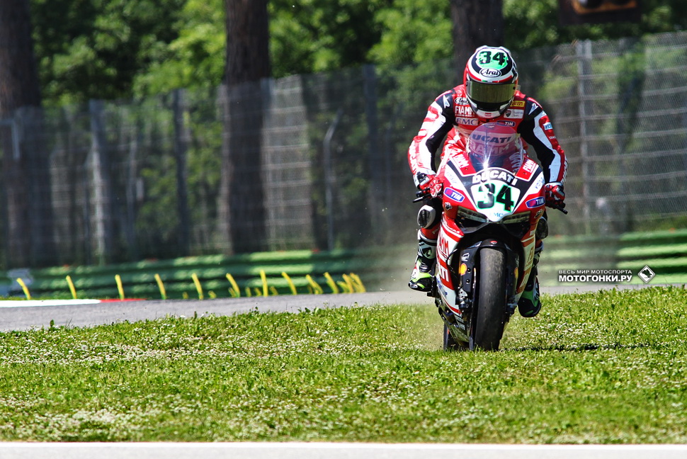 Давиде Джулиано (Aruba.it Racing Ducati) не вписывается в Variante Alta и срезает по траве