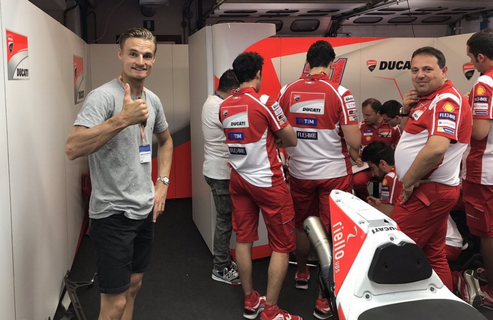 Дорогой гость в гараже Ducati Factory - Чаз Девис!