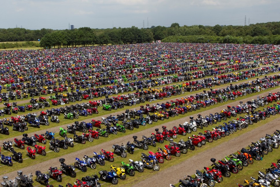Одна из трех мотопарковок TT Circuit: 50 тысяч мотоциклов!