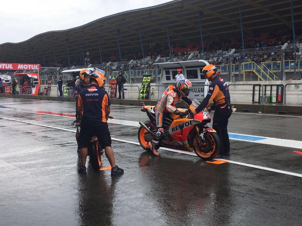Утренний warm-up MotoGP прошел на совершенно мокром TT Circuit Assen