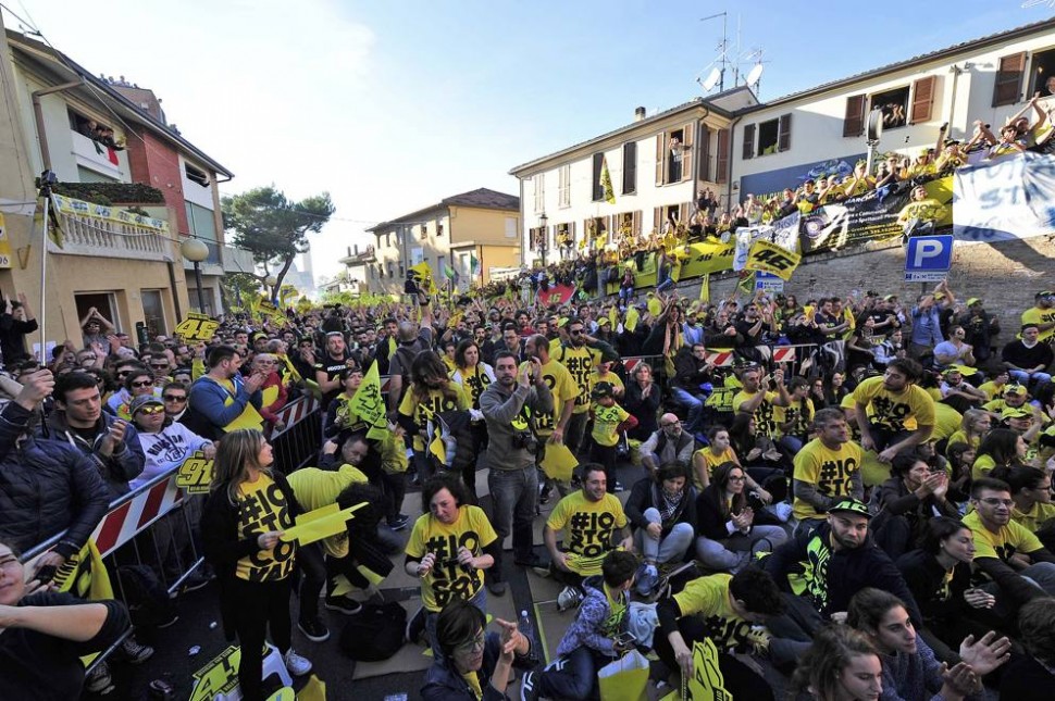 Io Sto Rossi! - более 13000 человек приехали в Тавулью, чтобы морально поддержать Валентино в финальной схватке с Лоренцо в 2015