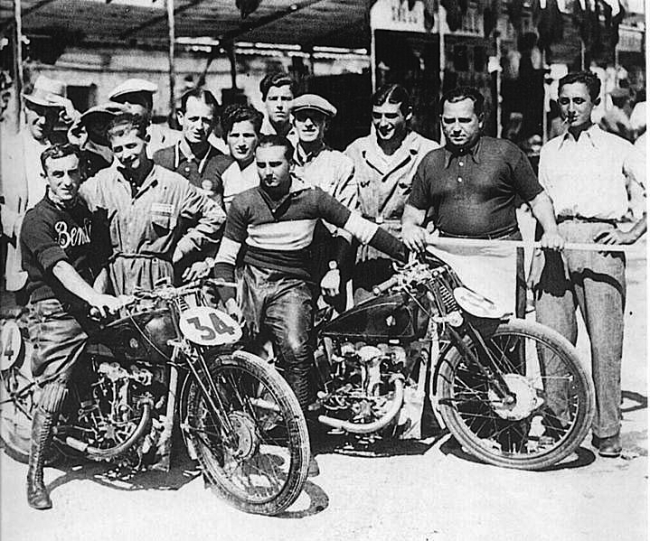 Гонщики Benelli на треке в Пезаро, 30-е годы