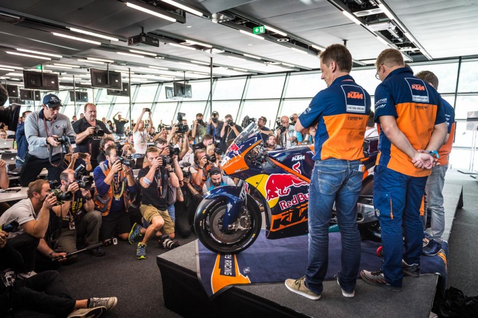 Завод KTM вступил в Королевский класс кольцевых мотогонок - MotoGP в 2017 году с полностью заводским проектом