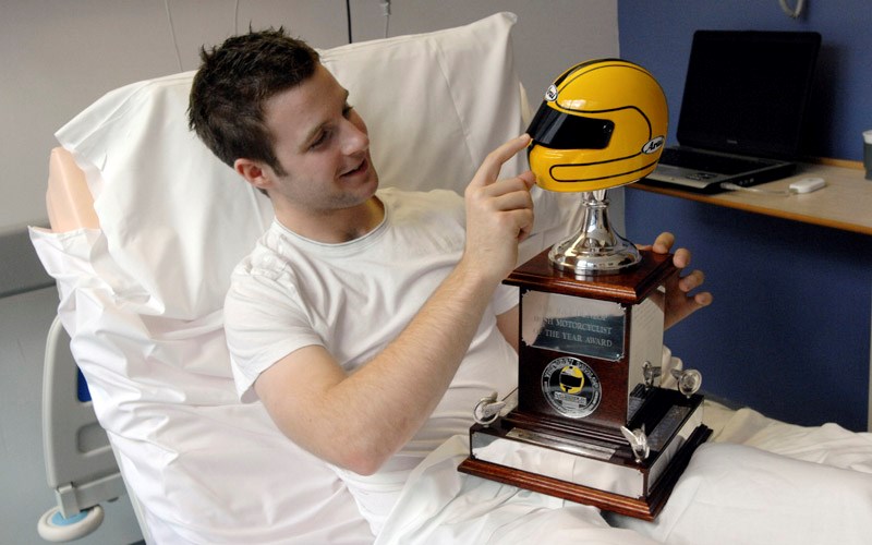 Лежа в госпитале, Рэй получил заслуженную награду, став Мотоциклистом Года в Великобритании
