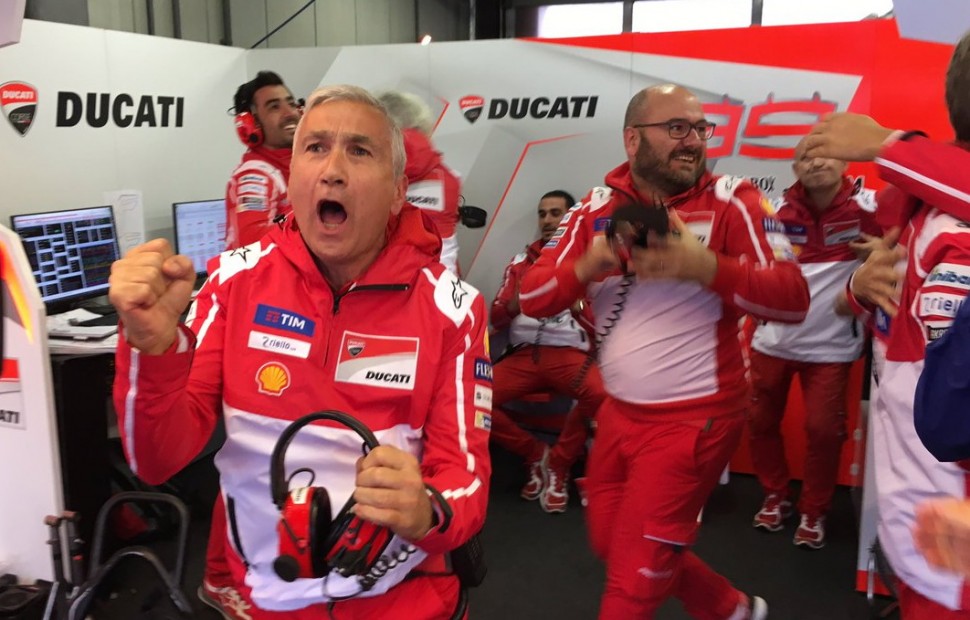 Давиде Тардоцци, менеджер Ducati Factory - взрыв эмоций в тот момент, когда Довициозо провел оборонительный маневр перед финишем