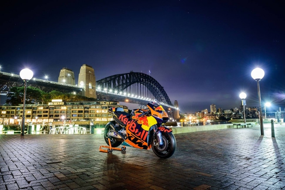 KTM RC16 на фоне ночных красот Мельбурна, Австралия