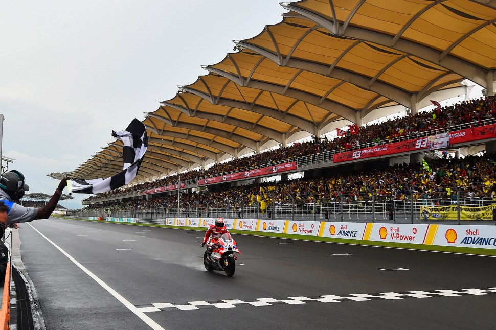 Андреа Довициозо выиграл Гран-При Малайзии в 2016