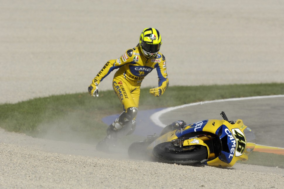 Падение Росси в Валенсии открыло Хейдену путь к титулу в MotoGP, в Dorna Sports - в Америку