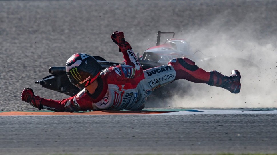 Скоростной вылет Лоренцо на квалификации Гран-При Валенсии