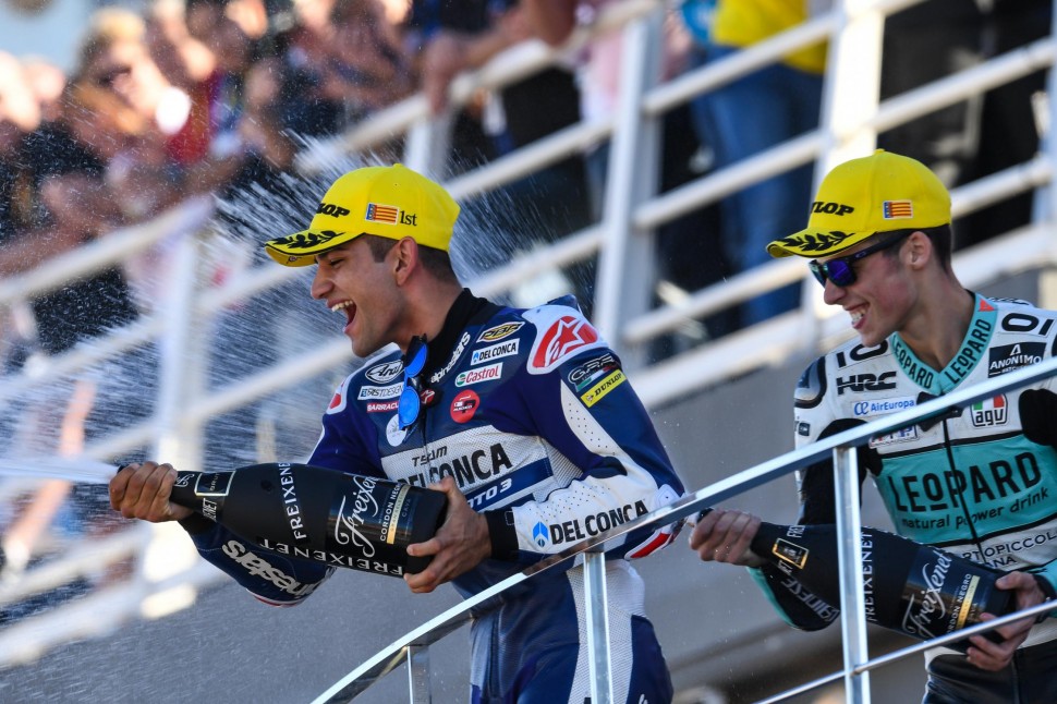 На подиуме в Валенсии: победитель гонки Хорхе Мартин и чемпион Moto3 2017 года Жоан Мир (справа)