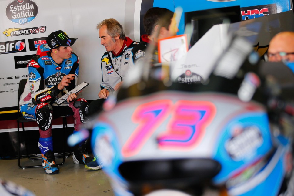 Алекс Маркес в своем гараже, но с другим мотоциклом - Honda RC213V Томаса Люти