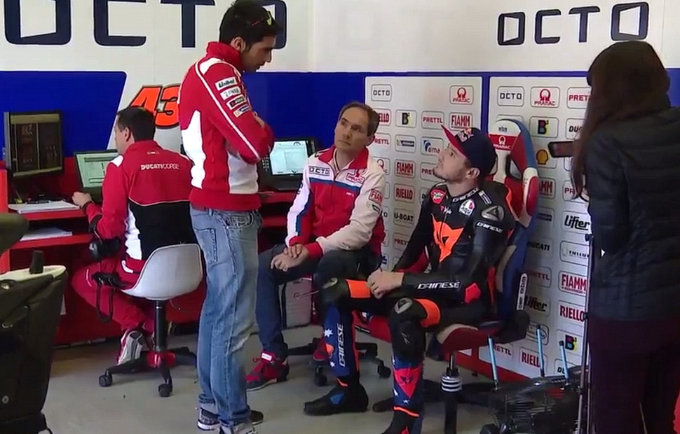 Миккеле Пирро помогает Джеку Миллеру осваивать Ducati GP17 команды Pramac Racing