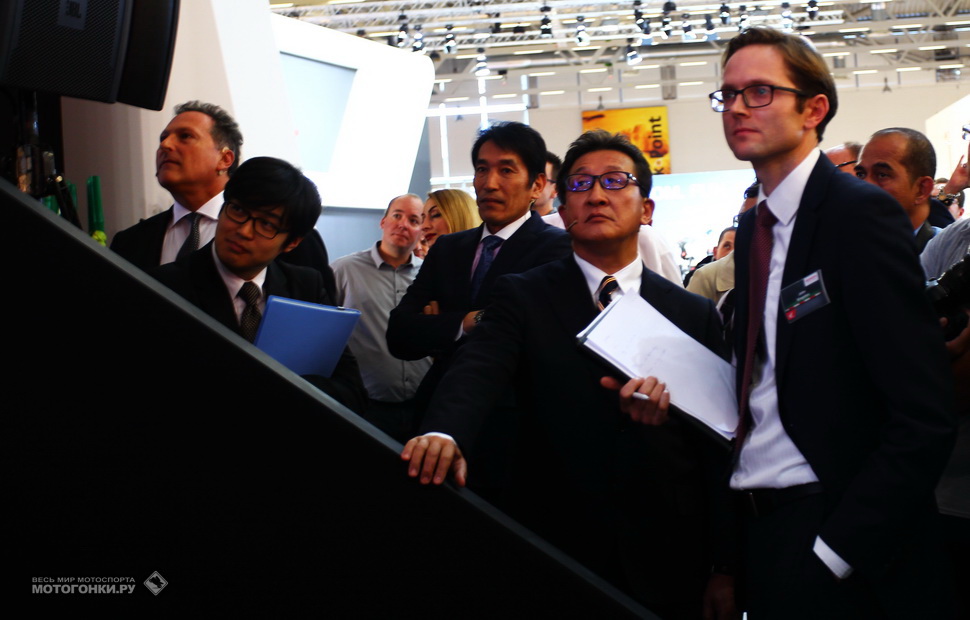 Боссы Honda Motor Co. - Тетсуо Судзуки и Тейсиро Гото следят за презентацией - и за реакцией собравшихся журналистов