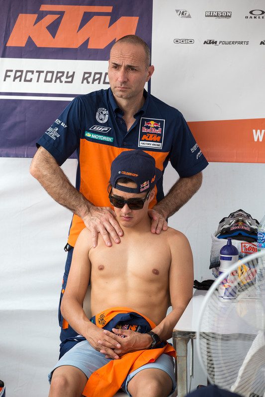 Джузеппе Кьоди делает массаж Глену Колденхоффу, Гран-При Италии
