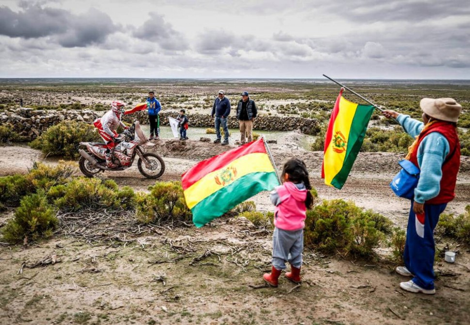 Боливийские фанаты поджидали гонщиков на всей длине дистанции - от Оруро до Уюни
